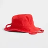 Buckethoed met gerafelde rand