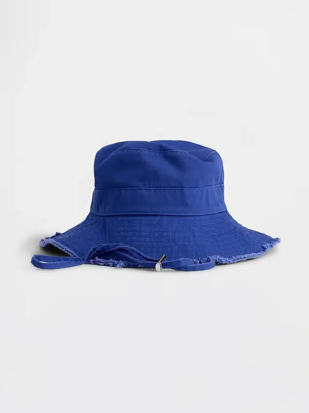 Buckethoed met gerafelde rand