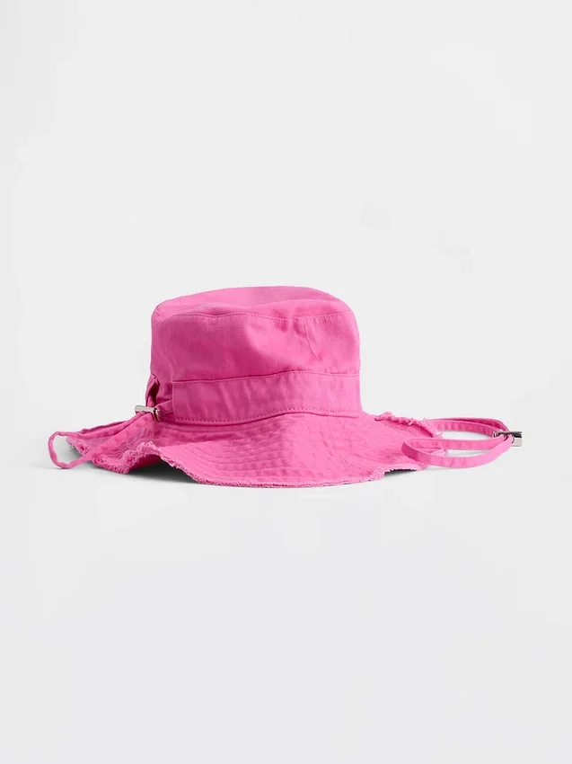 Buckethoed met gerafelde rand