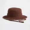 Buckethoed met gerafelde rand
