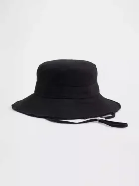 Buckethoed met gerafelde rand