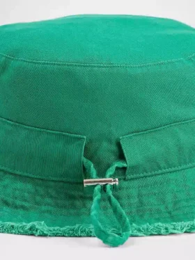Buckethoed met gerafelde rand