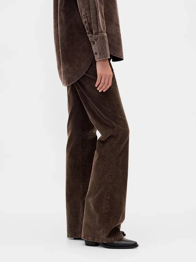 Corduroy broek met middelhoge taille en uitlopende pijpen