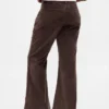 Corduroy broek met middelhoge taille en uitlopende pijpen