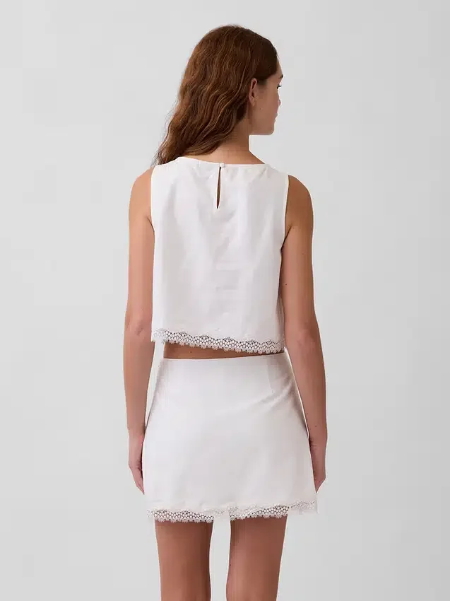 Crop-top van linnenmix met kanten zoom