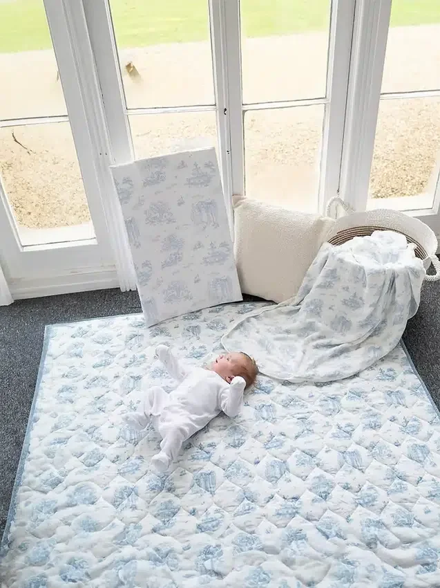 De Gilded Bird Spring Toile gewatteerde speelmat