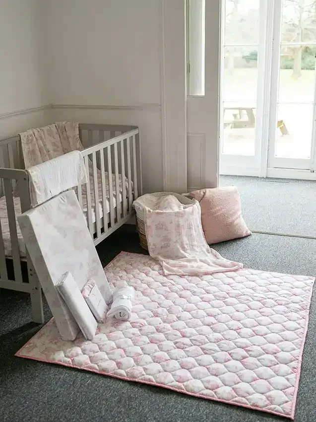 De Gilded Bird Spring Toile gewatteerde speelmat