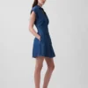Denim mini-shirtjurk met plooien