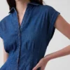 Denim mini-shirtjurk met plooien