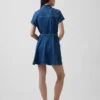 Denim mini-shirtjurk met riemen