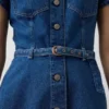 Denim mini-shirtjurk met riemen