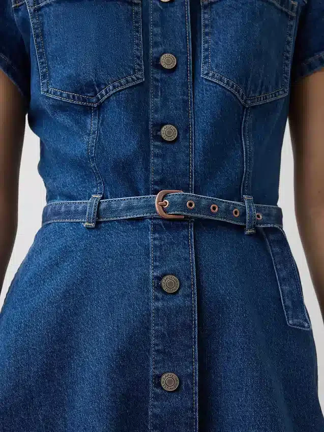 Denim mini-shirtjurk met riemen