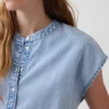 Denim top met kapmouwtjes, cropped model en knoopsluiting aan de voorkant