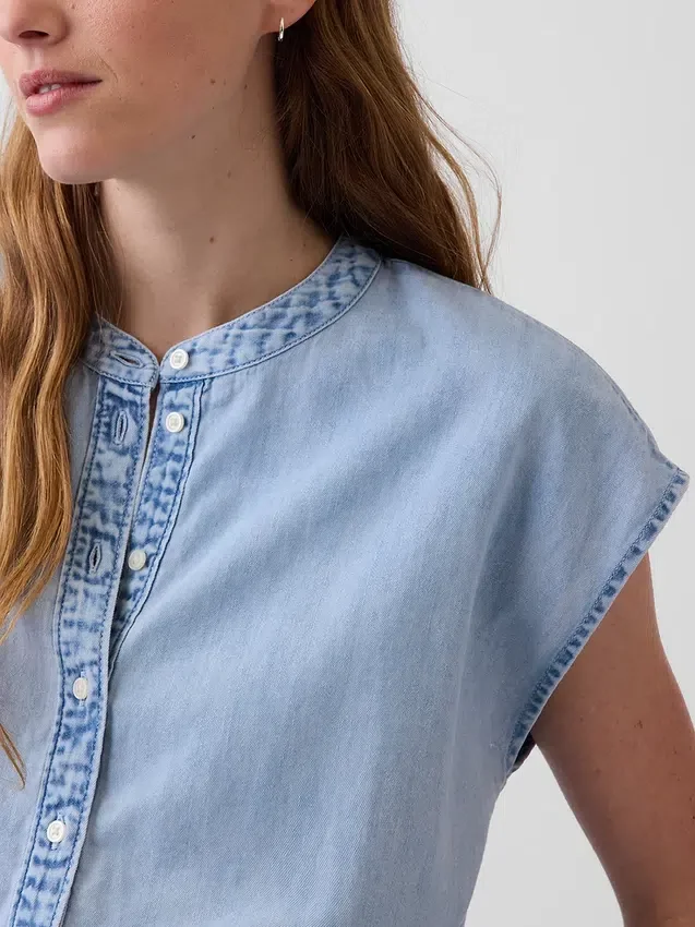 Denim top met kapmouwtjes, cropped model en knoopsluiting aan de voorkant
