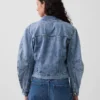 Denimjas met opgerolde mouwen