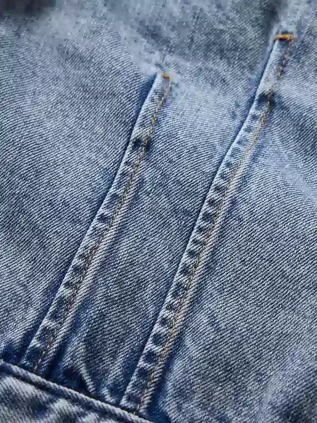 Denimjas met opgerolde mouwen