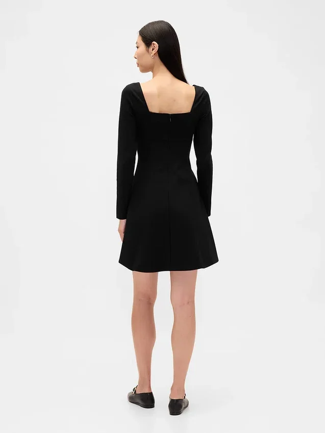 Dubbel gebreide mini-jurk met sweetheart-hals en korset