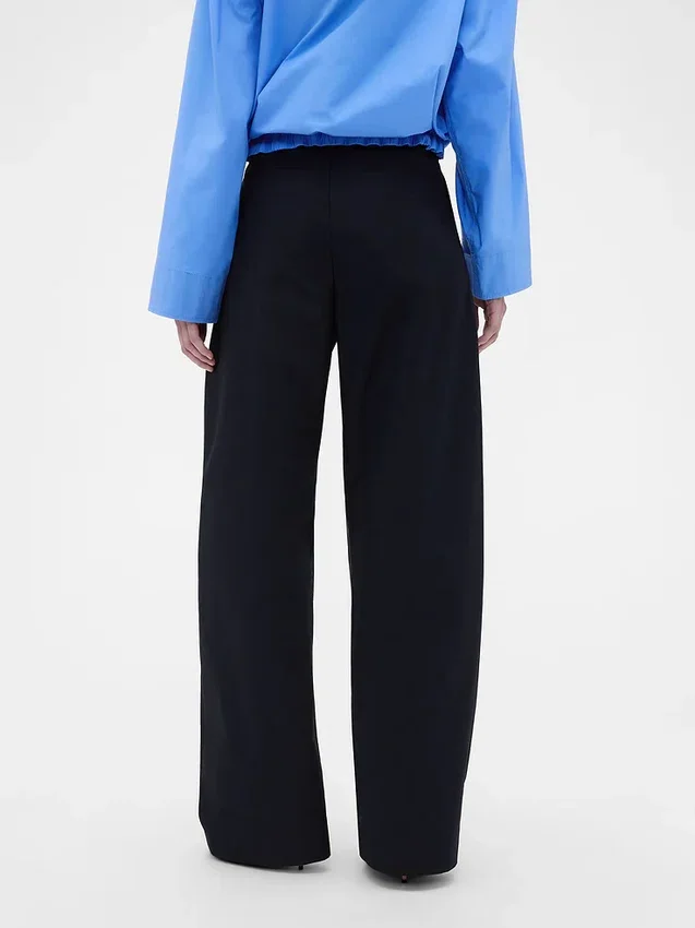 GAP × Victoria Beckham hooggetailleerde broek met plooien en gebogen zoom