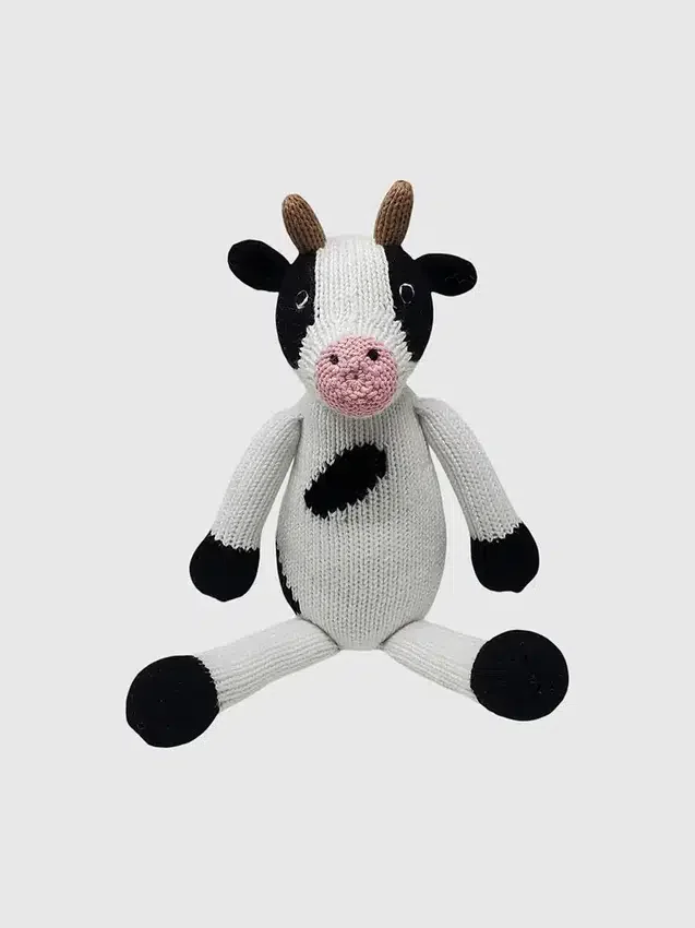 Gebreid speelgoed in de vorm van een koe