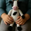 Gebreid speelgoed in de vorm van een koe