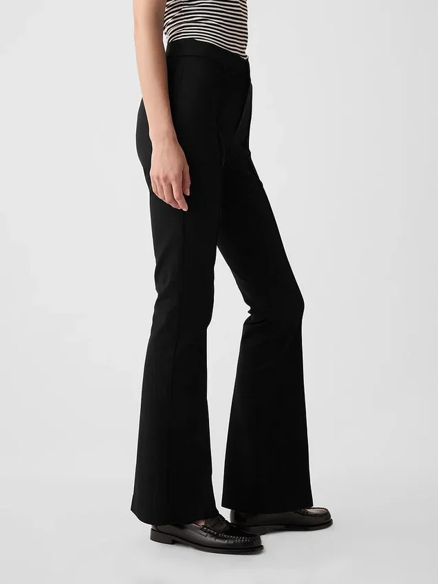 Hoge taille, bi-stretch broek met uitlopende pijpen