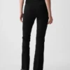 Hoge taille, bi-stretch broek met uitlopende pijpen
