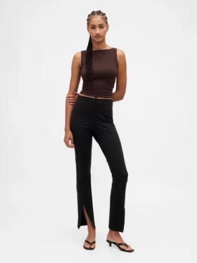 Hoge taille, dubbel gebreide broek met split in de zoom en uitlopende pijpen