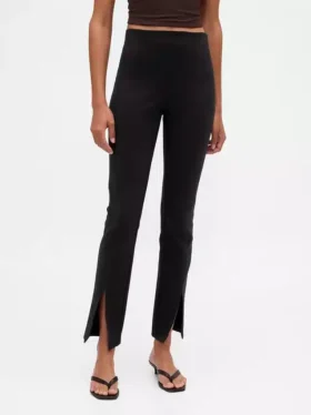 Hoge taille, dubbel gebreide broek met split in de zoom en uitlopende pijpen