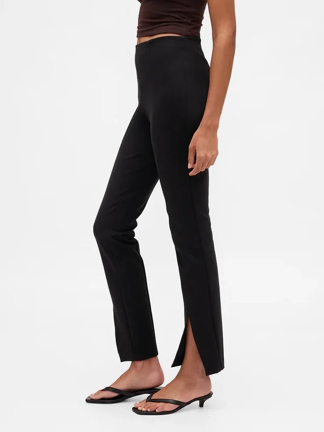 Hoge taille, dubbel gebreide broek met split in de zoom en uitlopende pijpen