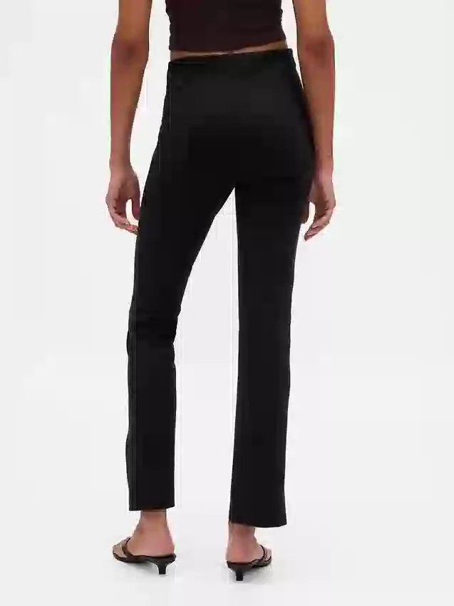 Hoge taille, dubbel gebreide broek met split in de zoom en uitlopende pijpen