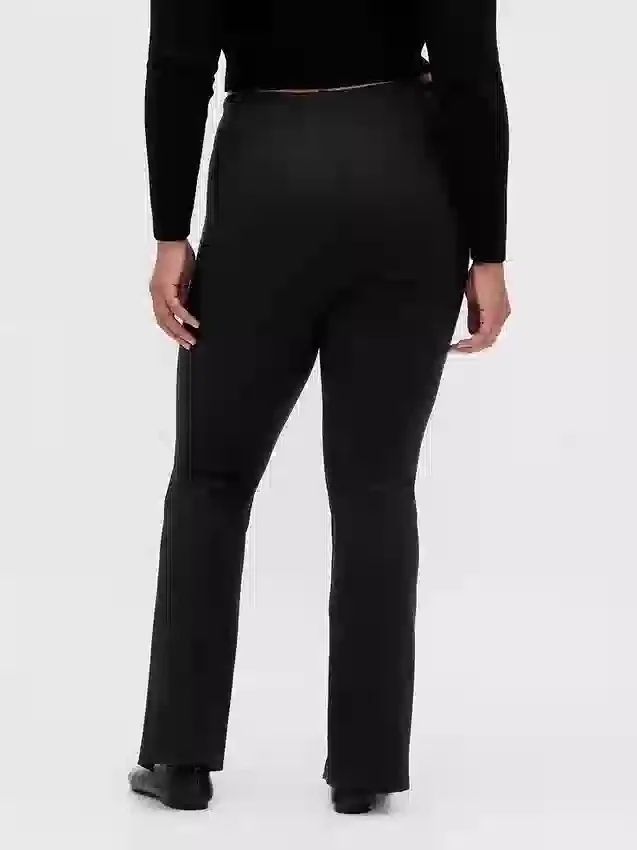 Hoge taille, dubbel gebreide broek met split in de zoom en uitlopende pijpen