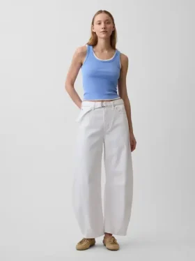 Hoge taille, ultrazachte Jeans met riemen in hoefijzervorm