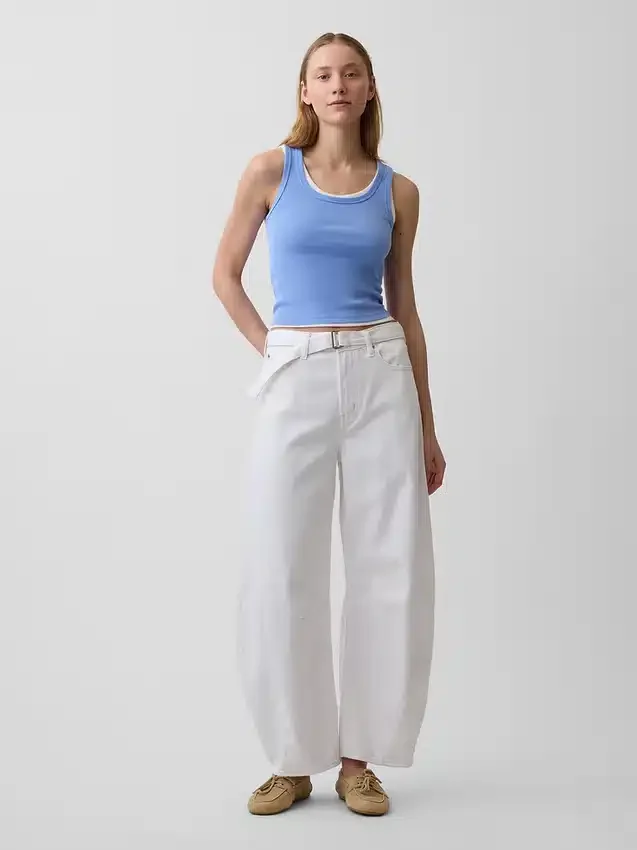 Hoge taille, ultrazachte Jeans met riemen in hoefijzervorm