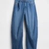 Hoge taille, ultrazachte Jeans met riemen in hoefijzervorm