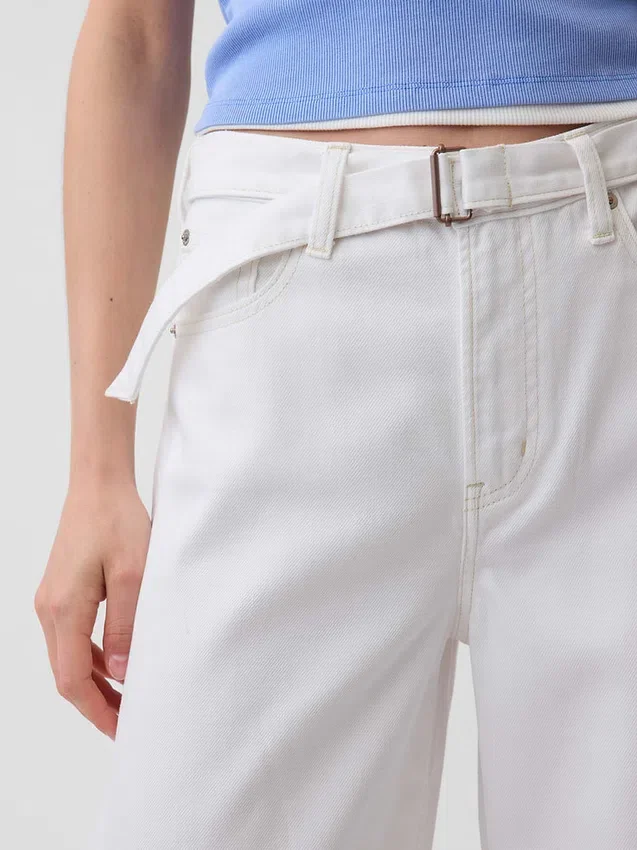 Hoge taille, ultrazachte Jeans met riemen in hoefijzervorm