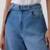 Hoge taille, ultrazachte Jeans met riemen in hoefijzervorm