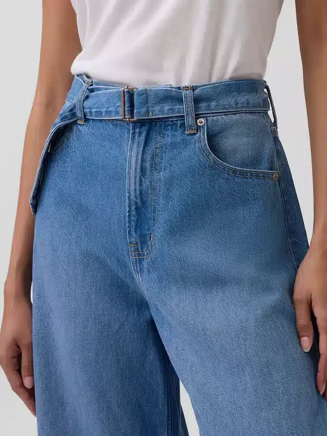 Hoge taille, ultrazachte Jeans met riemen in hoefijzervorm