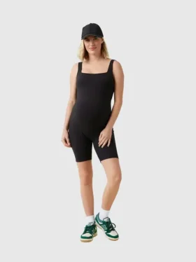 Ingrid en Isabel: de korte sportieve zwangerschapskleding-jumpsuit voor zwangere vrouwen
