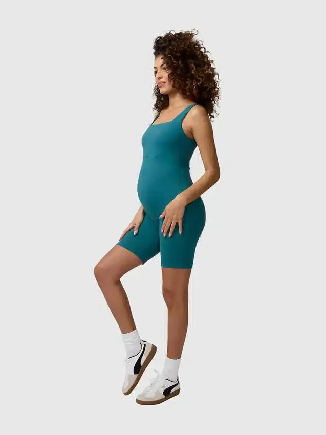 Ingrid en Isabel: de korte sportieve zwangerschapskleding-jumpsuit voor zwangere vrouwen