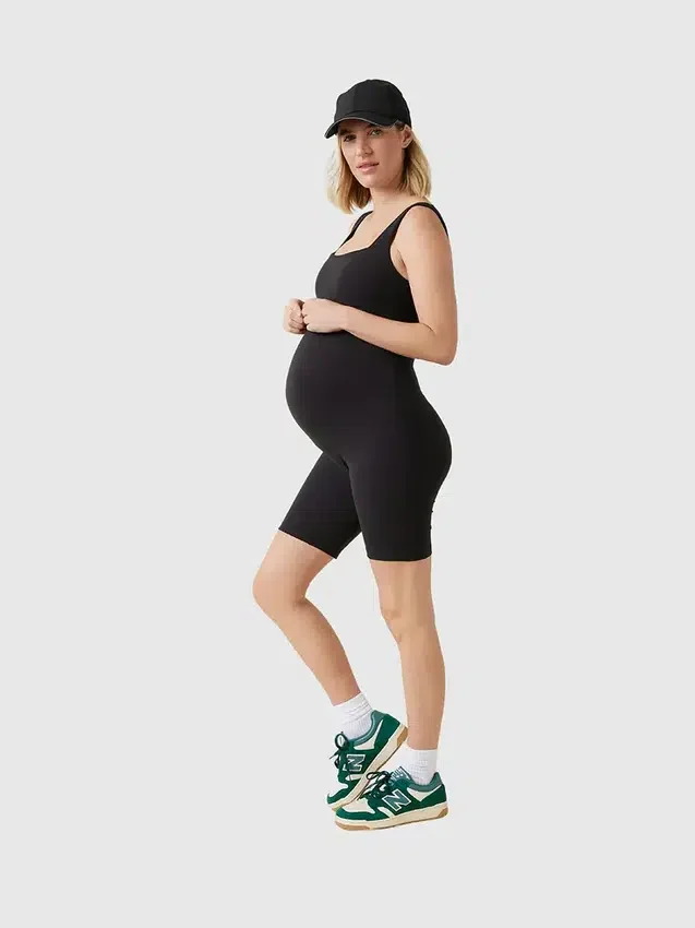 Ingrid en Isabel: de korte sportieve zwangerschapskleding-jumpsuit voor zwangere vrouwen