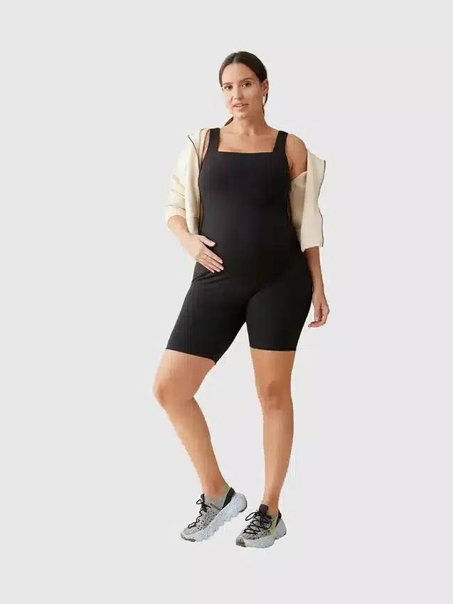 Ingrid en Isabel: de korte sportieve zwangerschapskleding-jumpsuit voor zwangere vrouwen