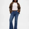 Jeans met lage taille, lang en slank model, met naad en gespleten zoom