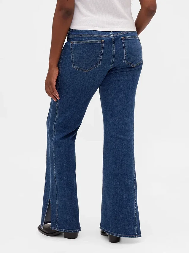 Jeans met lage taille, lang en slank model, met naad en gespleten zoom