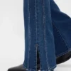 Jeans met lage taille, lang en slank model, met naad en gespleten zoom
