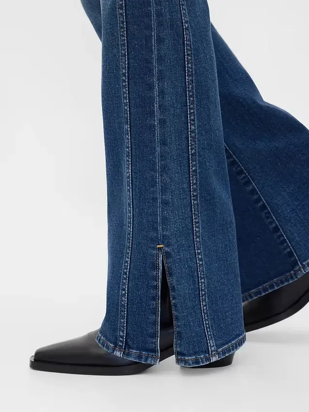 Jeans met lage taille, lang en slank model, met naad en gespleten zoom