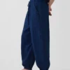 Joggingbroek van katoenen gaasdenim met wijd uitlopende pijpen