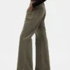 Kaki broek met lage taille en relaxte flare