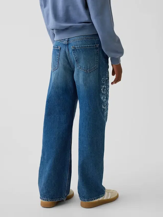 Kinderjeans met lage taille, brede pijpen en geborduurde bloemen