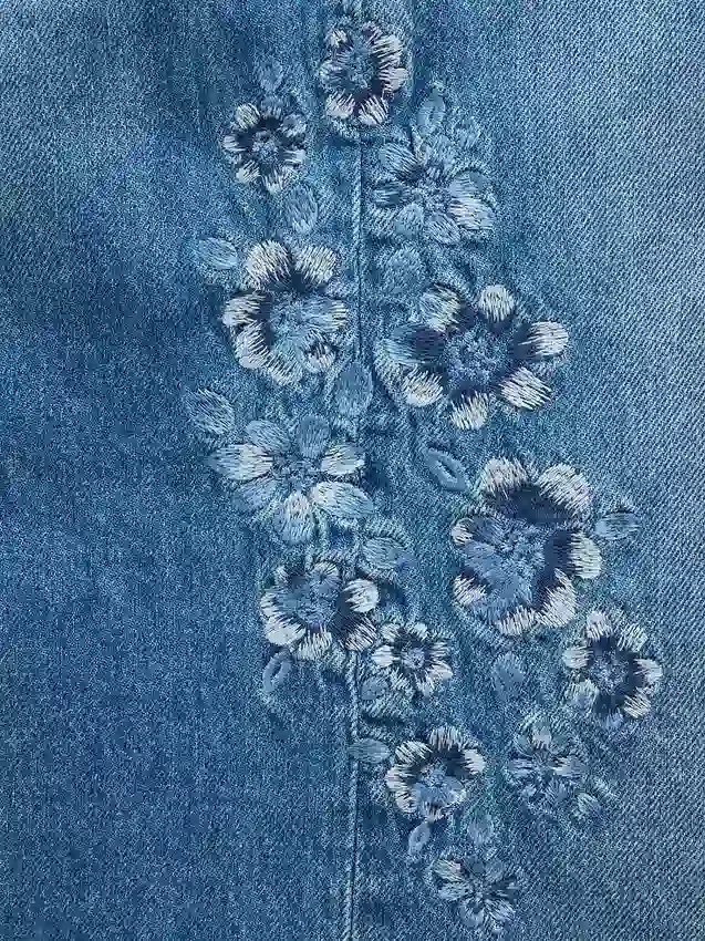 Kinderjeans met lage taille, brede pijpen en geborduurde bloemen