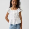 Kindertop met fladdermouwen en knoopsluiting aan de voorkant